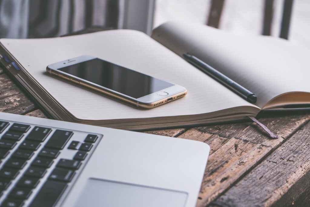 Mobile & Laptop pexels-jessica-lewis-583848